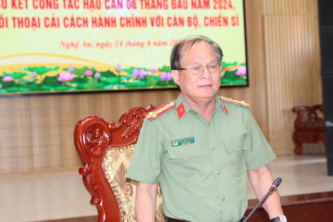 Đồng chí Đại tá Trần Thăng Long, Trưởng Phòng Hậu cần phát biểu trả lời tại buổi đối thoại