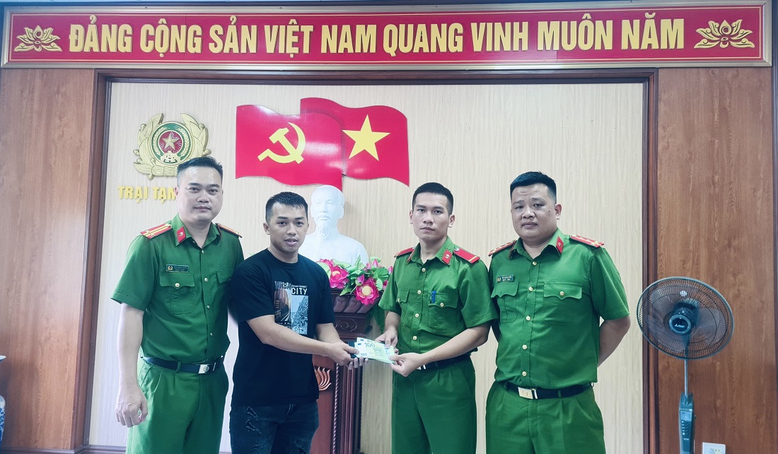 Anh Hoàng Anh Trung vui mừng nhận lại chiếc ví cùng số tiền của mình 