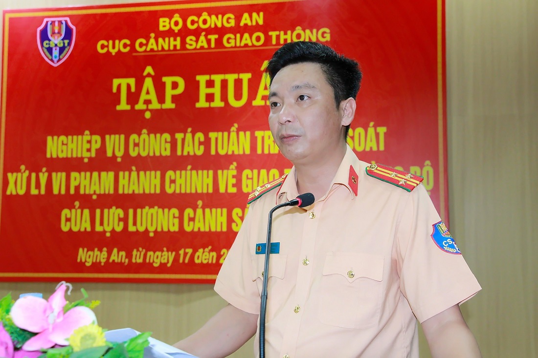 Thượng tá Tô Quang Minh, Trưởng Phòng Hướng dẫn TTKS giao thông đường bộ, đường sắt - Cục CSGT phát biểu chỉ đạo tại buổi lễ