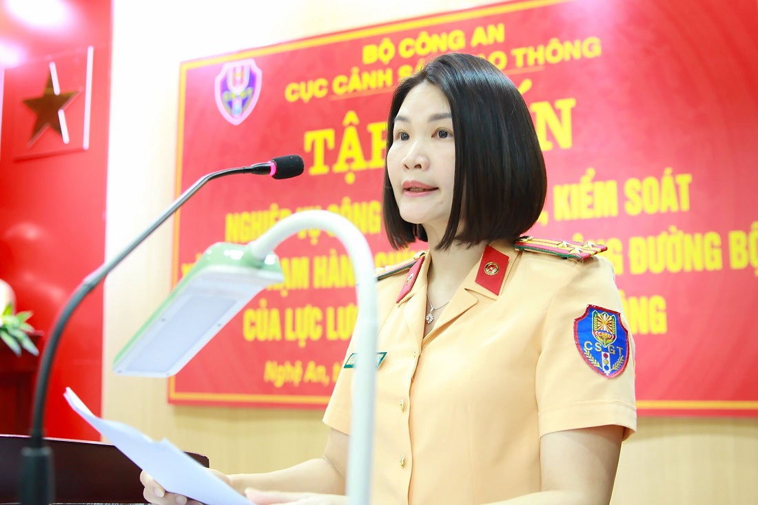 Thượng tá Nguyễn Thị Thu Hiền, Phó trưởng Phòng Tham mưu tổng hợp công bố Quyết định mở lớp, thành lập Ban Tổ chức và Tổ giúp việc lớp tập huấn
