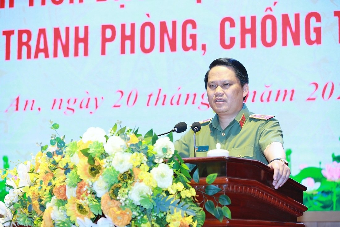 Đồng chí Thiếu tướng Bùi Quang Thanh, Giám đốc Công an tỉnh chúc mừng thành tích xuất sắc của Công an các đơn vị, địa phương trong đấu tranh phòng, chống tội phạm