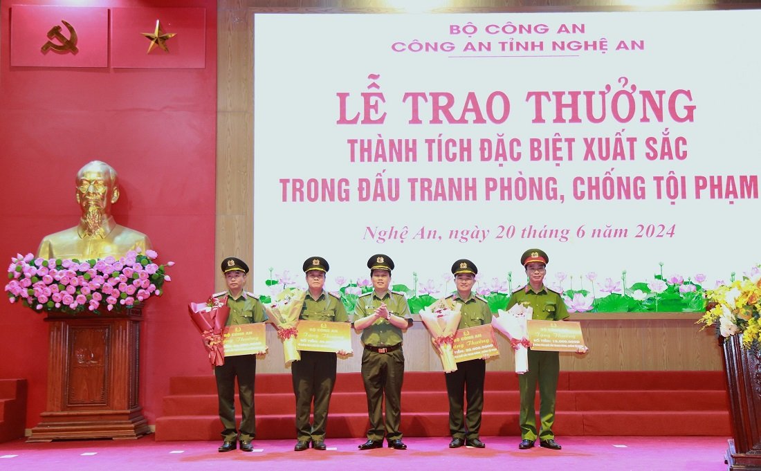 Thừa ủy quyền của Bộ trưởng Bộ Công an, đồng chí Thiếu tướng Bùi Quang Thanh, Giám đốc Công an tỉnh trao thưởng các đơn vị có thành tích xuất sắc trong đấu tranh phòng, chống tội phạm
