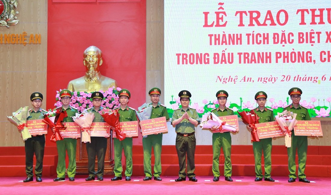   Đồng chí Thiếu tướng Bùi Quang Thanh, Giám đốc Công an tỉnh trao thưởng các đơn vị có thành tích xuất sắc trong đấu tranh với tội phạm ma túy, hình sự, kinh tế, chức vụ
