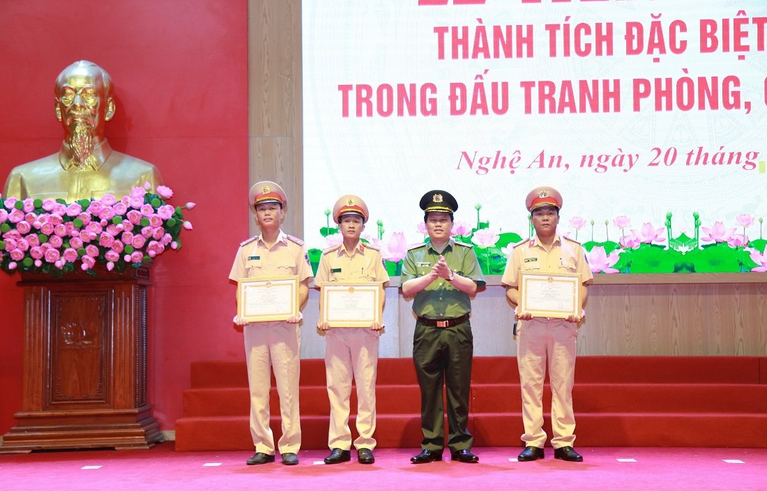   Đồng chí Thiếu tướng Bùi Quang Thanh, Giám đốc Công an tỉnh trao Giấy khen cho các đồng chí Phòng Cảnh sát giao thông vì đã có nghĩa cử cao đẹp cứu giúp người bị nạn qua cơn nguy kịch