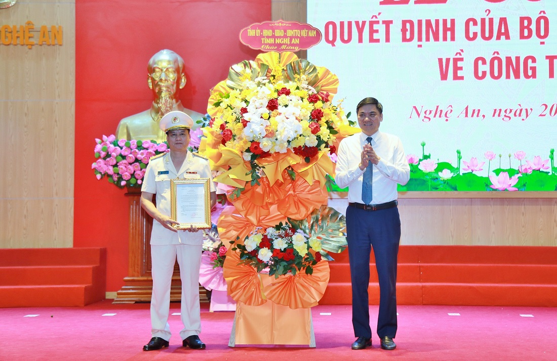 Đồng chí Hoàng Nghĩa Hiếu, Phó Bí thư Tỉnh ủy Nghệ An tặng hoa chúc mừng đồng chí Đại tá Phạm Vũ Cường