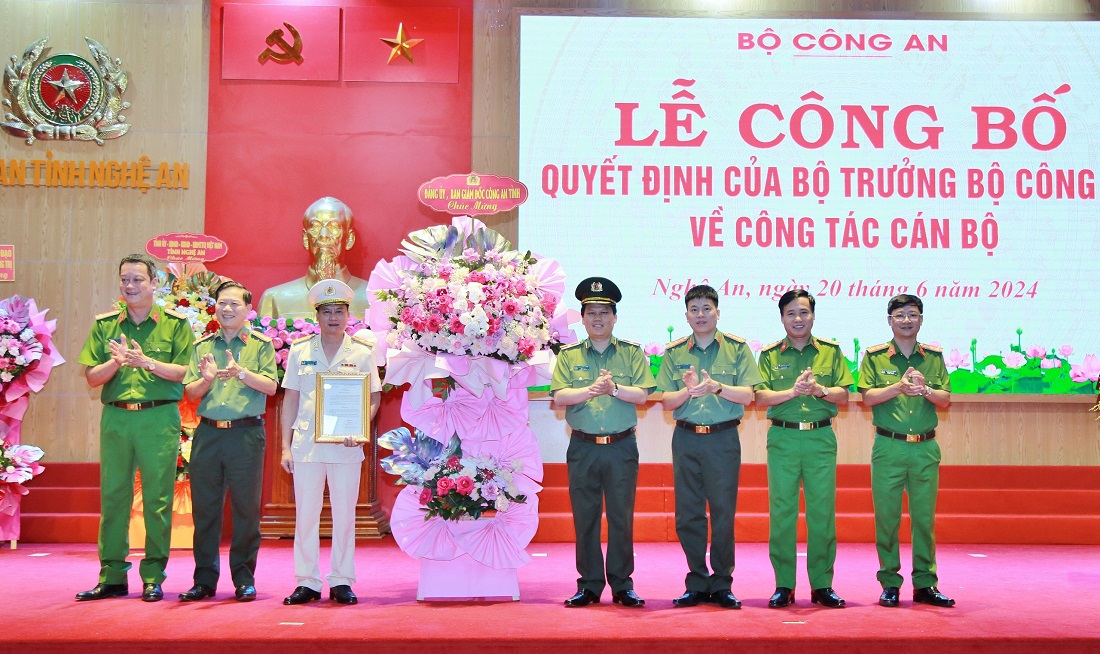 Các đồng chí trong Ban Thường vụ Đảng ủy, Lãnh đạo Công an tỉnh tặng hoa chúc mừng đồng chí  Đại tá Phạm Vũ Cường