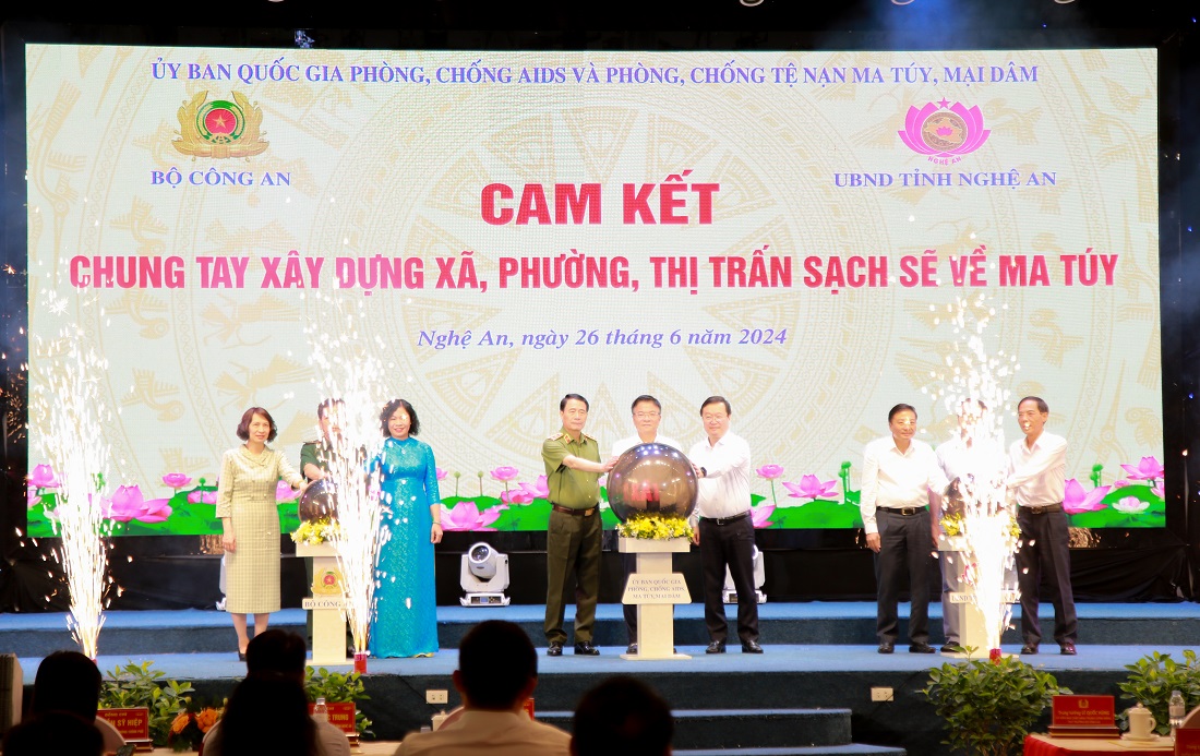 Cam kết chung tay xây dựng xã, phường, thị trấn sạch sẽ về ma túy