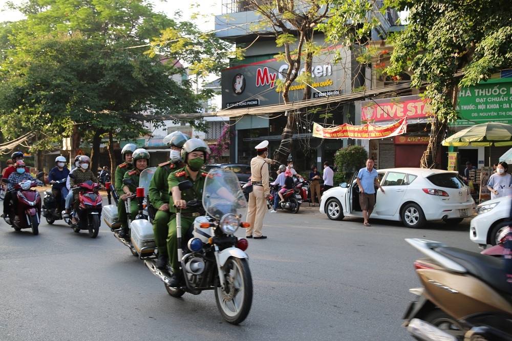 Lực lượng Cảnh sát giao thông thực hiện công tác hướng dẫn, phân luồng tại các điểm thi 