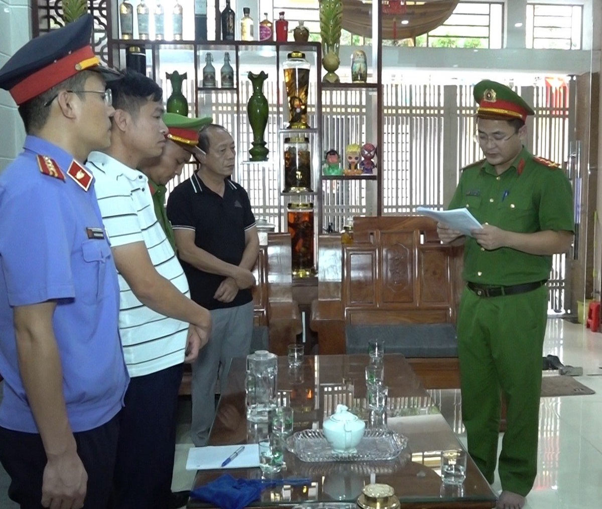 Công bố quyết định khởi tố và đọc lệnh bắt bị can để tạm giam đối với Nguyễn Bá Ngọc