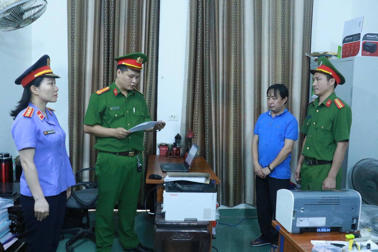 Công bố quyết định khởi tố và đọc lệnh bắt bị can để tạm giam đối với Phan Hồng Sơn