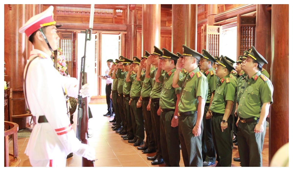 Dâng hoa, dâng hương tưởng niệm Chủ tịch Hồ Chí Minh và đồng chí Trần Quốc Hoàn
