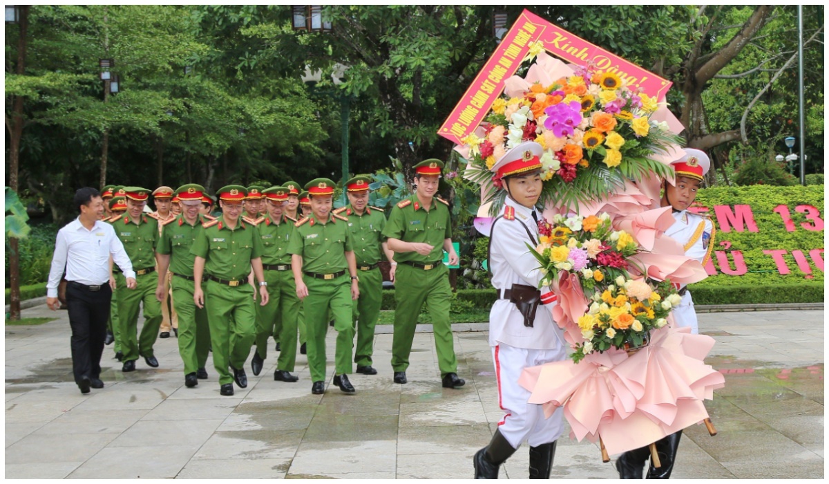 Dâng hoa, dâng hương tưởng niệm Chủ tịch Hồ Chí Minh và Bộ trưởng Bộ Công an Trần Quốc Hoàn