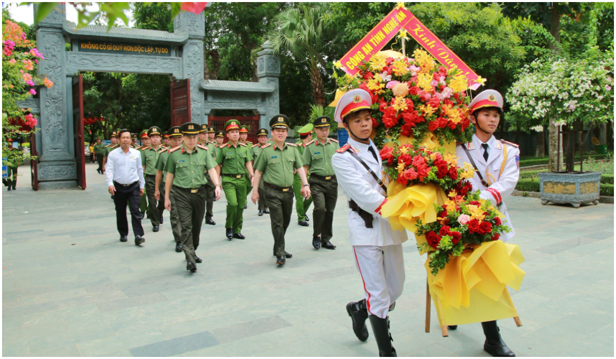 Công an Nghệ An dâng hoa, dâng hương tri ân anh hùng liệt sĩ tại các di tích lịch sử