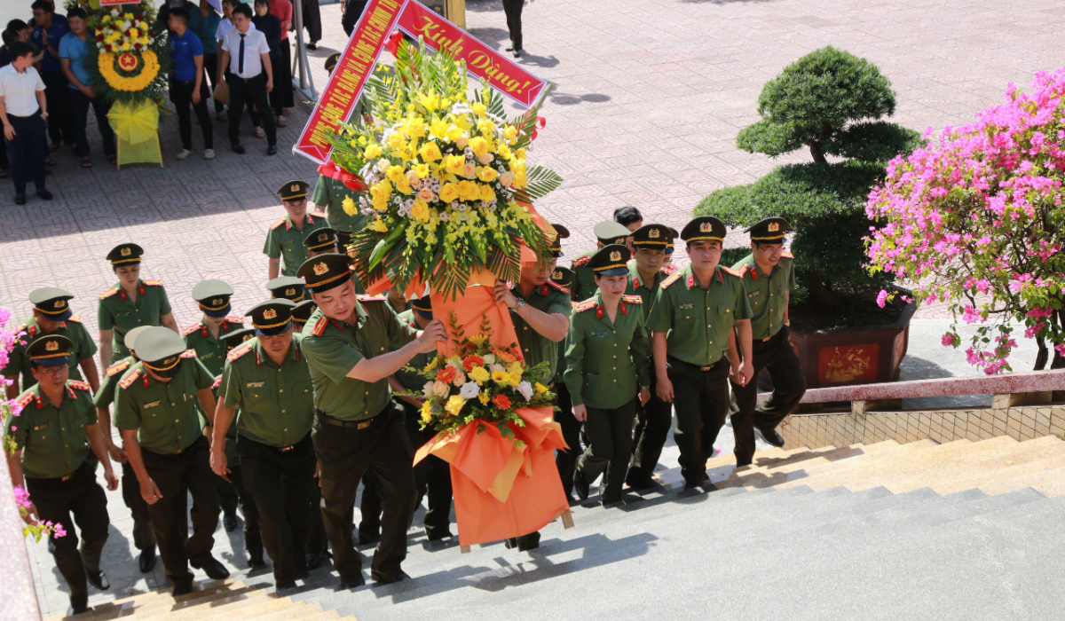 Phòng Công tác đảng và công tác chính trị Công an tỉnh Nghệ An: Dâng hoa, dâng hương, tưởng niệm các anh hùng liệt sỹ