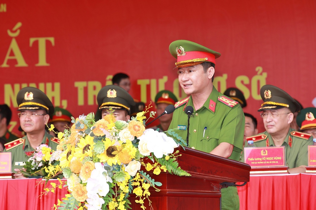 Đồng chí Đại tá Trần Ngọc Tuấn, Phó Giám đốc Công an tỉnh điều hành buổi lễ