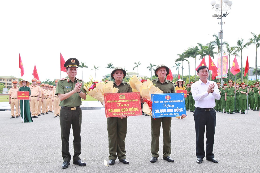 Đồng chí Thượng tướng Lương Tam Quang, Bộ trưởng Bộ Công an và đồng chí Thái Thanh Quý, Bí thư Tỉnh ủy trao quà, tặng hoa ra mắt lực lượng