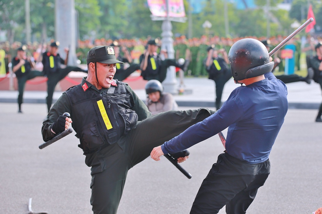 Ấn tượng với màn biểu diễn các bài quyền và chiến thuật Cảnh sát cơ động đánh bắt các đối tượng vi phạm pháp luật