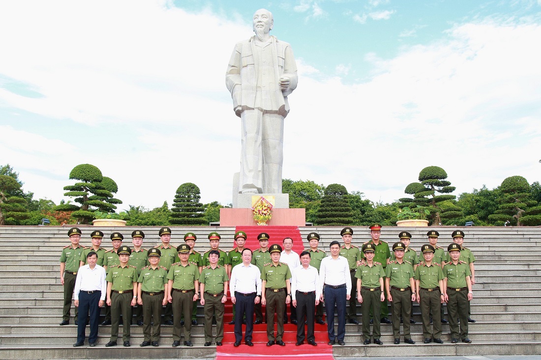 Các đại biểu chụp ảnh lưu niệm