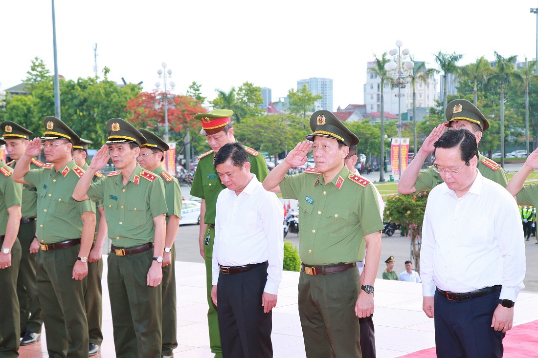 Đoàn đại biểu tưởng niệm Chủ tịch Hồ Chí Minh tại Quảng trường Hồ Chí Minh