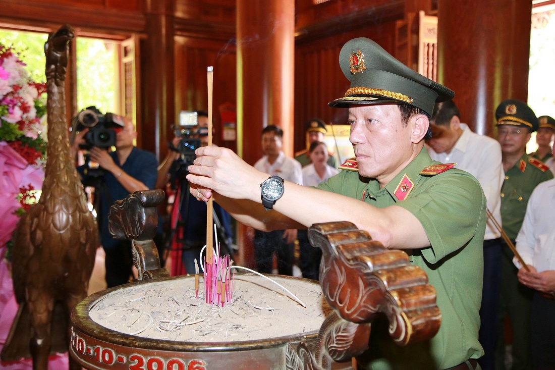 Đồng chí Thượng tướng Lương Tam Quang, Ủy viên Ban Chấp hành Trung ương Đảng, Bí thư Đảng ủy Công an Trung ương, Bộ trưởng Bộ Công an dâng lễ, dâng hương lên anh linh Chủ tịch Hồ Chí Minh tại Khu di tích lịch sử Quốc gia đặc biệt Kim Liên