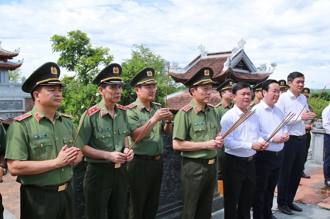 Đoàn đại biểu dâng hương tại Đền Chung Sơn