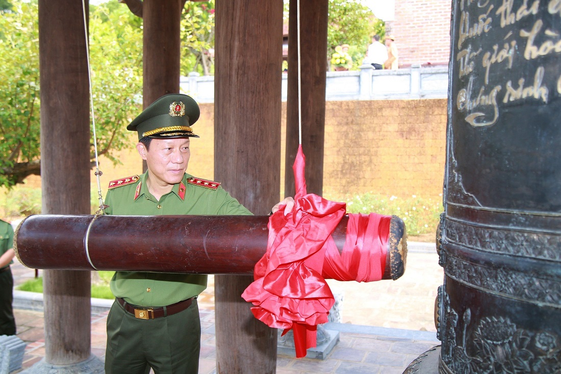 Đồng chí Thượng tướng Lương Tam Quang, Ủy viên Ban Chấp hành Trung ương Đảng, Bí thư Đảng ủy Công an Trung ương, Bộ trưởng Bộ Công an thỉnh chuông tại Đền Chung Sơn