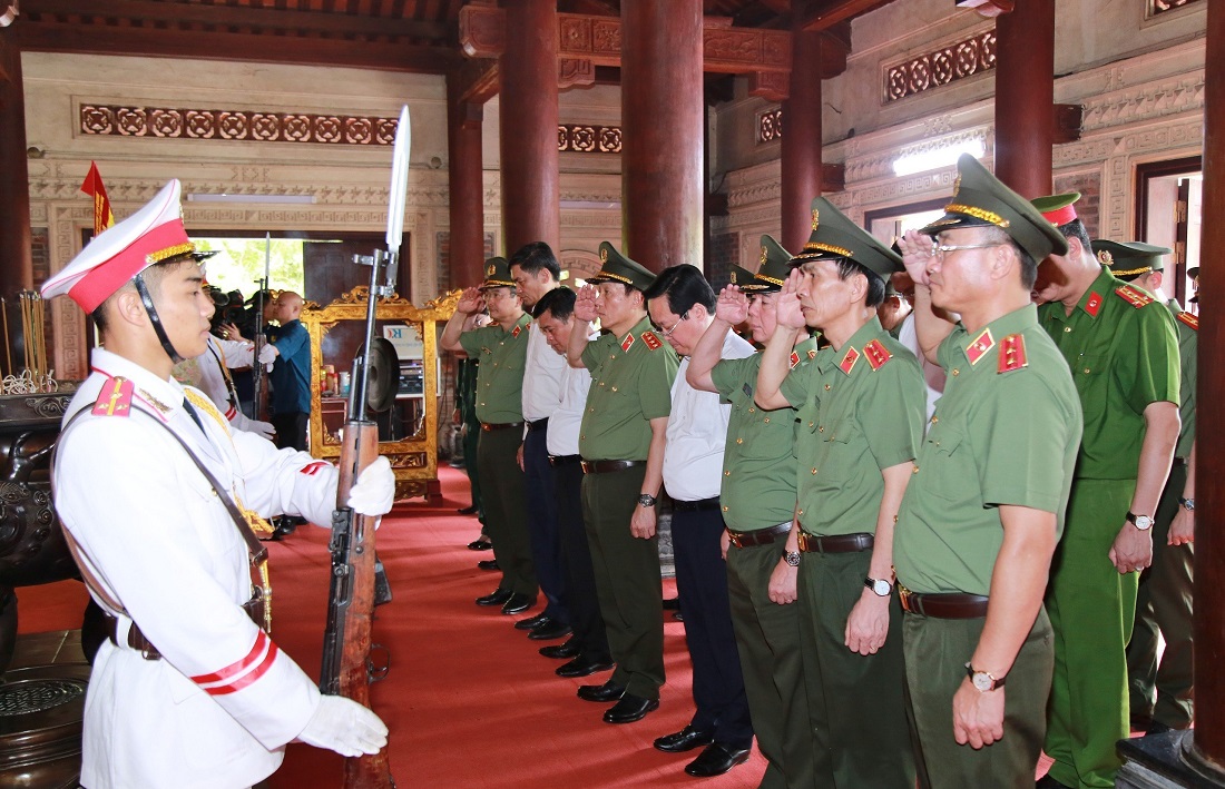 Đoàn đại biểu tưởng niệm các anh hùng liệt sĩ tại Khu Di tích lịch sử Quốc gia Truông Bồn