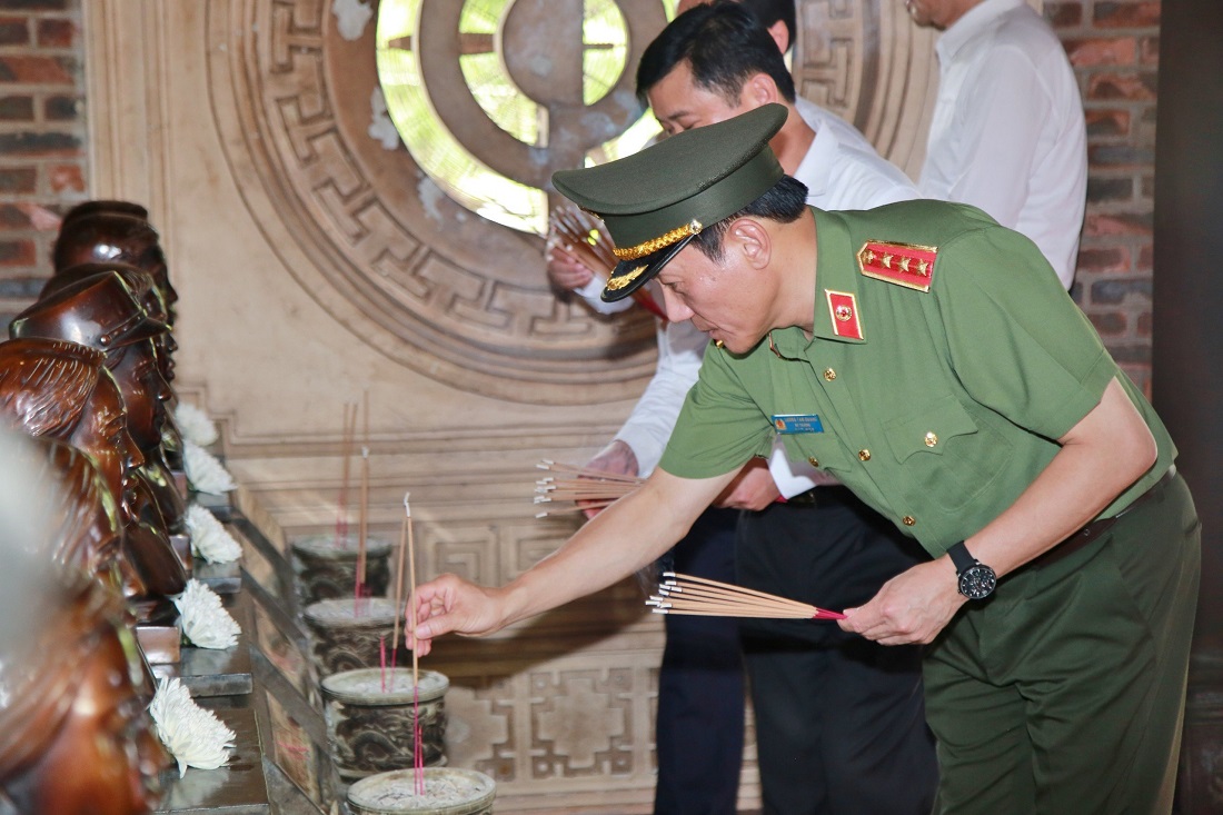 Đồng chí Thượng tướng Lương Tam Quang, Ủy viên Ban Chấp hành Trung ương Đảng, Bí thư Đảng ủy Công an Trung ương, Bộ trưởng Bộ Công an dâng hương các anh hùng liệt sĩ tại Khu Di tích lịch sử Quốc gia Truông Bồn