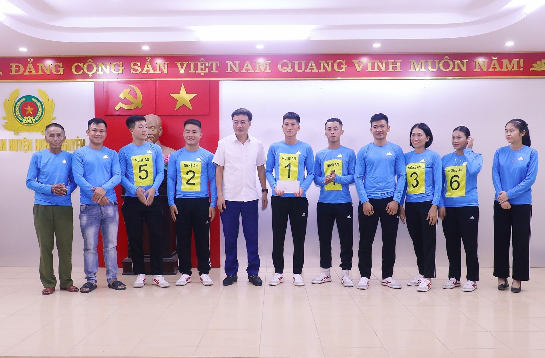 Đồng chí Đại tá Nguyễn Đức Cường, Phó Giám đốc Công an tỉnh và đồng chí Hoàng Anh Tiến, Phó Chủ tịch UBND huyện Hưng Nguyên động viên đội tuyển “Tổ liên gia an toàn PCCC”