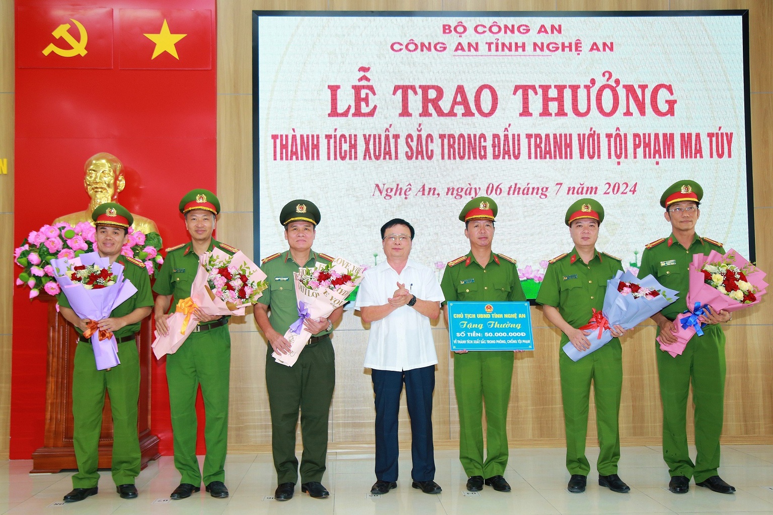 Đồng chí Bùi Đình Long, Phó Chủ tịch UBND tỉnh trao thưởng các đơn vị có thành tích xuất sắc trong đấu tranh với tội phạm ma túy