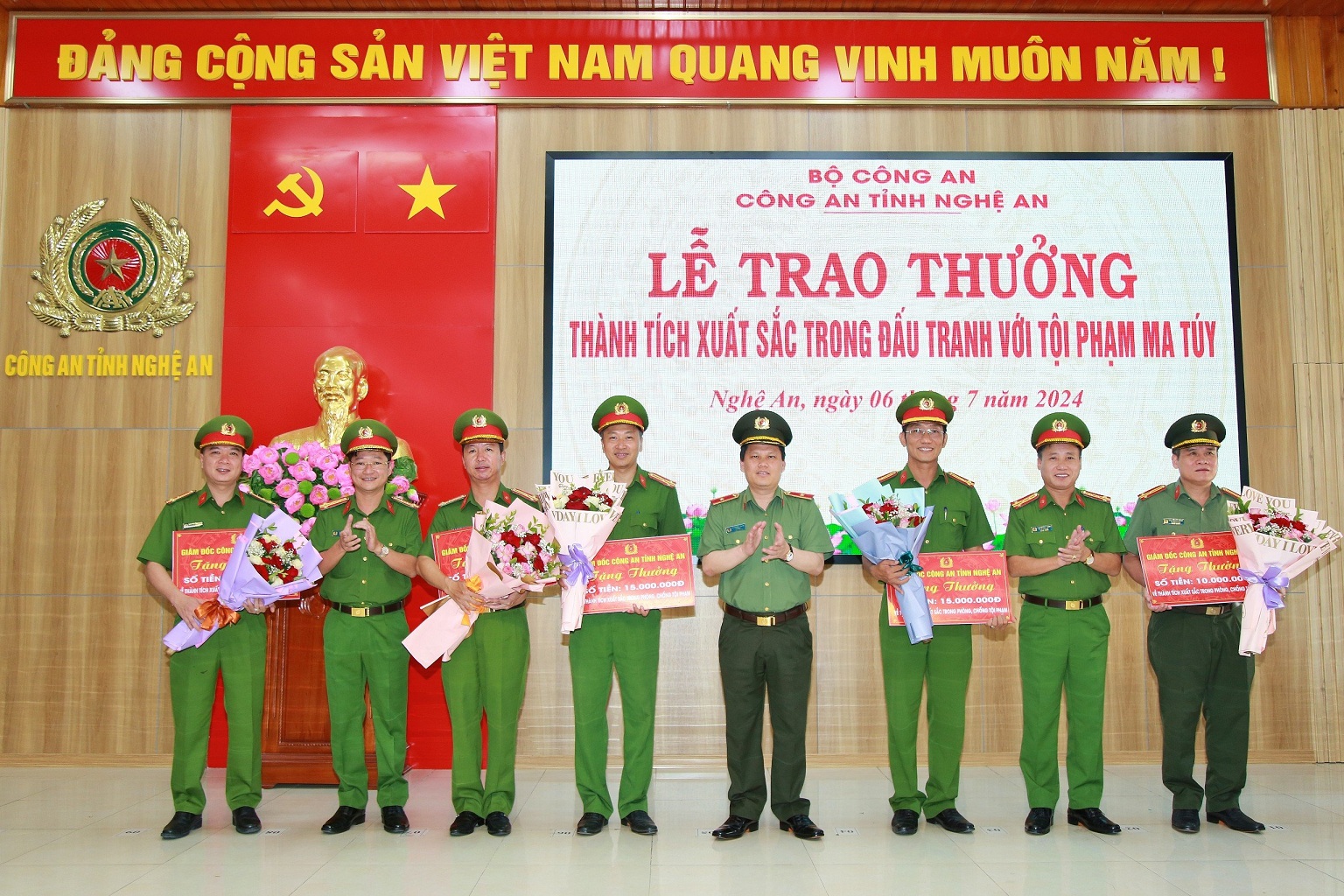 Thiếu tướng Bùi Quang Thanh, Giám đốc Công an tỉnh trao thưởng các đơn vị có thành tích xuất sắc trong đấu tranh với tội phạm ma túy