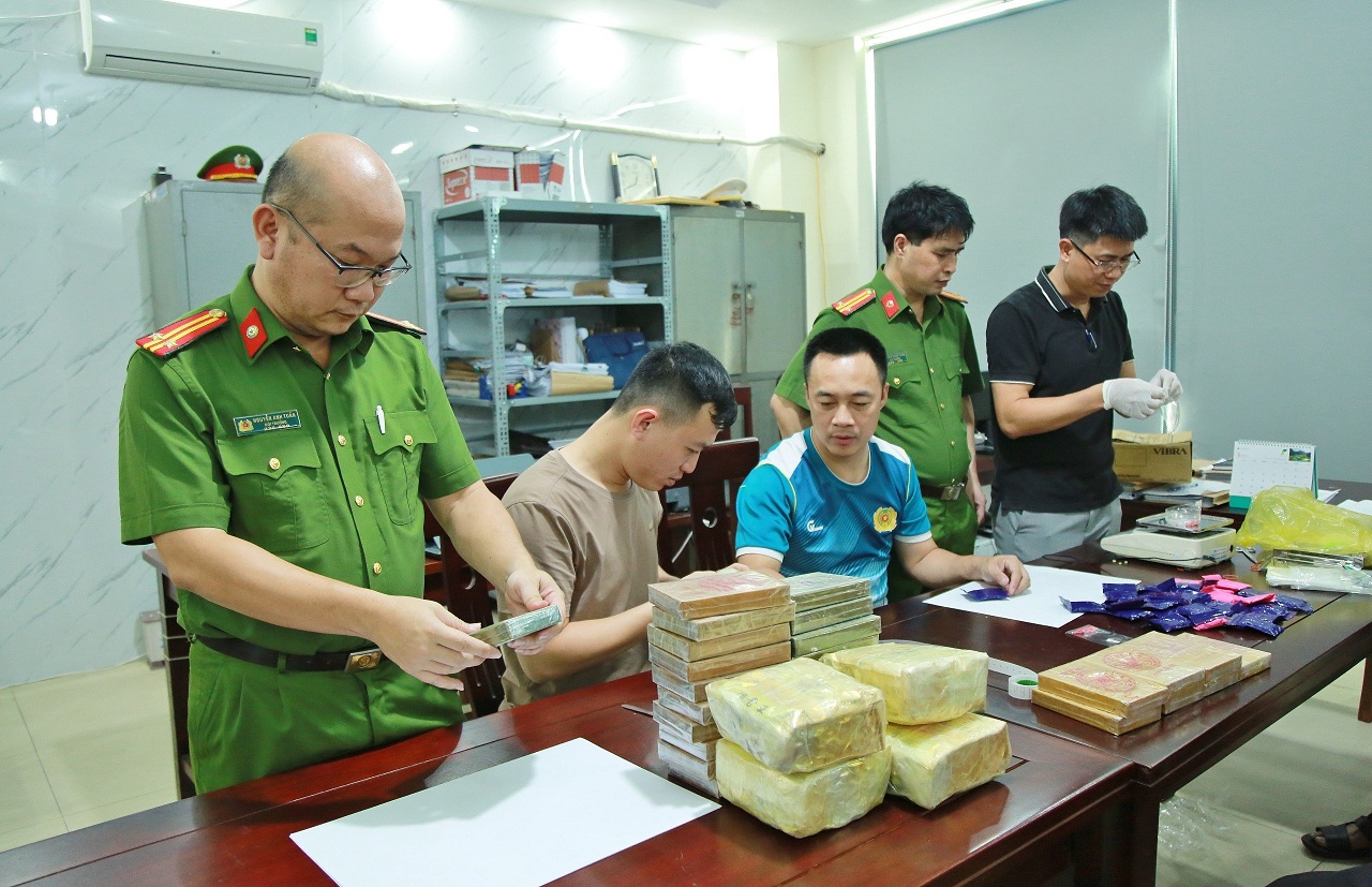 Ban Chuyên án mở niêm phong, lấy mẫu giám định các loại ma túy thu được trong Chuyên án