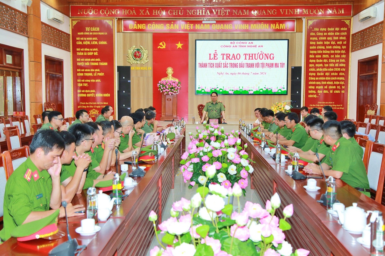 Lễ trao thưởng thành tích xuất sắc trong đấu tranh phòng, chống tội phạm ma túy