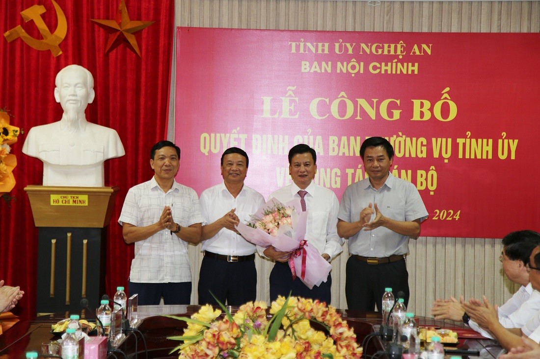 Lãnh đạo Ban Nội chính Tỉnh ủy tặng hoa chúc mừng tân Phó Trưởng ban Nội chính Tỉnh ủy Phạm Vũ Cường