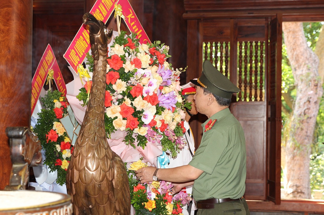 Đồng chí Đại tá Lê Văn Thái, Phó Giám đốc Công an tỉnh dâng hoa, dâng lễ lên anh linh Chủ tịch Hồ Chí Minh