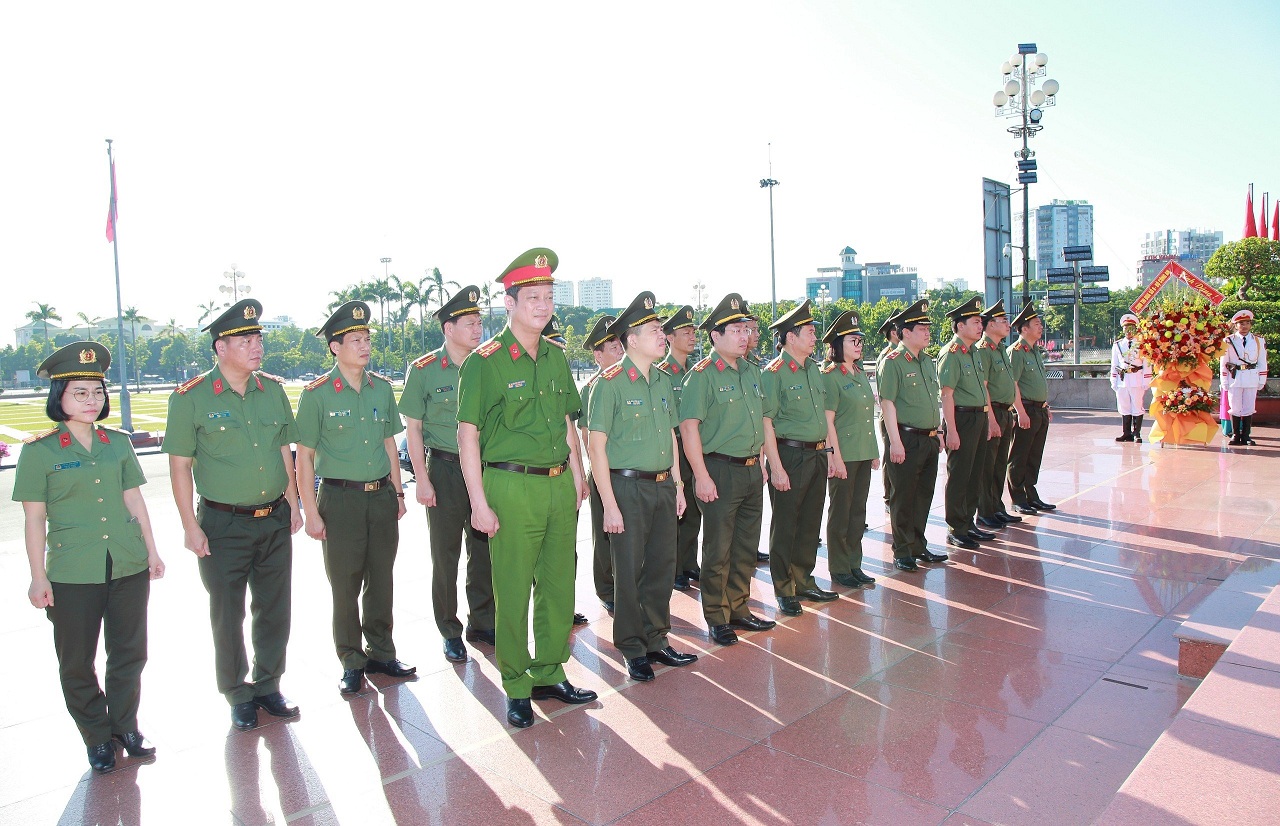 Đoàn đại biểu Cụm thi đua số 6 dâng hương tại Quảng trưởng Hồ Chí Minh