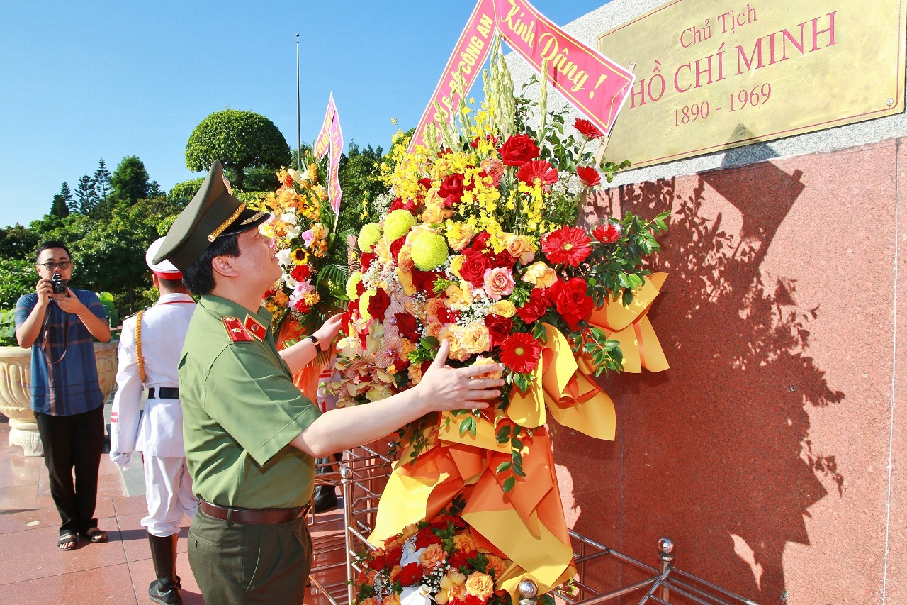 Đồng chí Thiếu tướng Bùi Quang Thanh, Giám đốc Công an tỉnh Nghệ An dâng lẵng hoa lên anh linh Chủ tịch Hồ Chí Minh