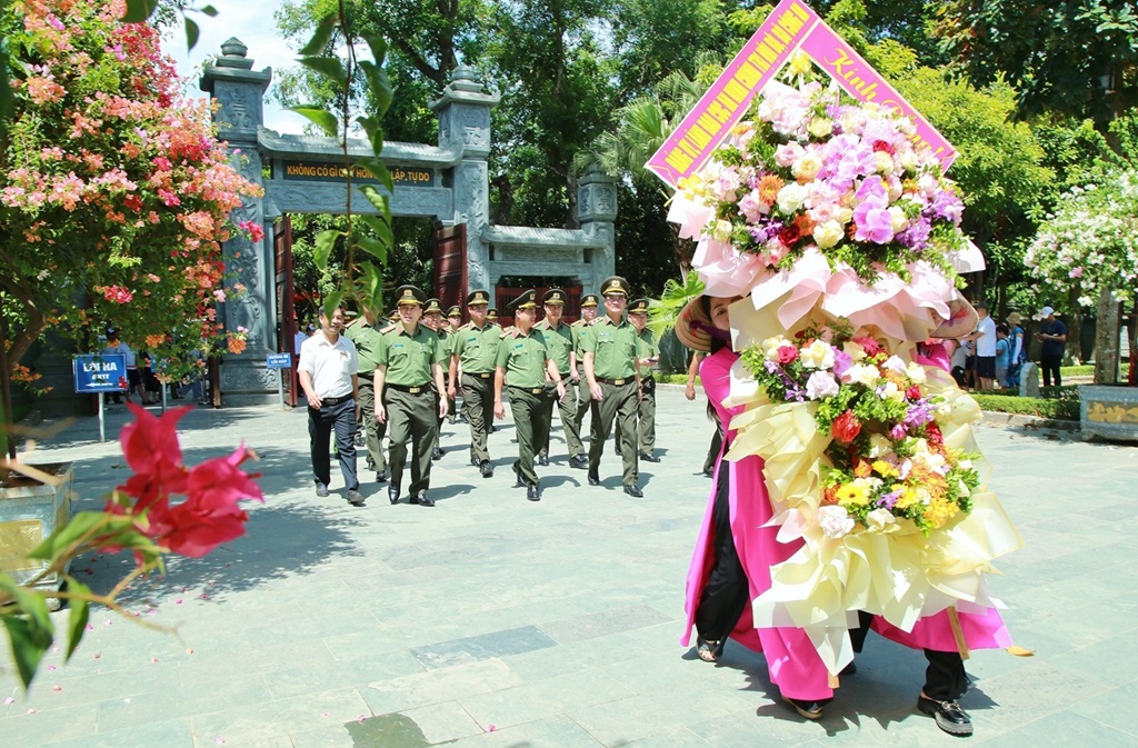 Đoàn đại biểu Cục An ninh chính trị nội bộ, Bộ Công an dâng hoa, dâng hương tại Khu di tích Quốc gia đặc biệt Kim Liên