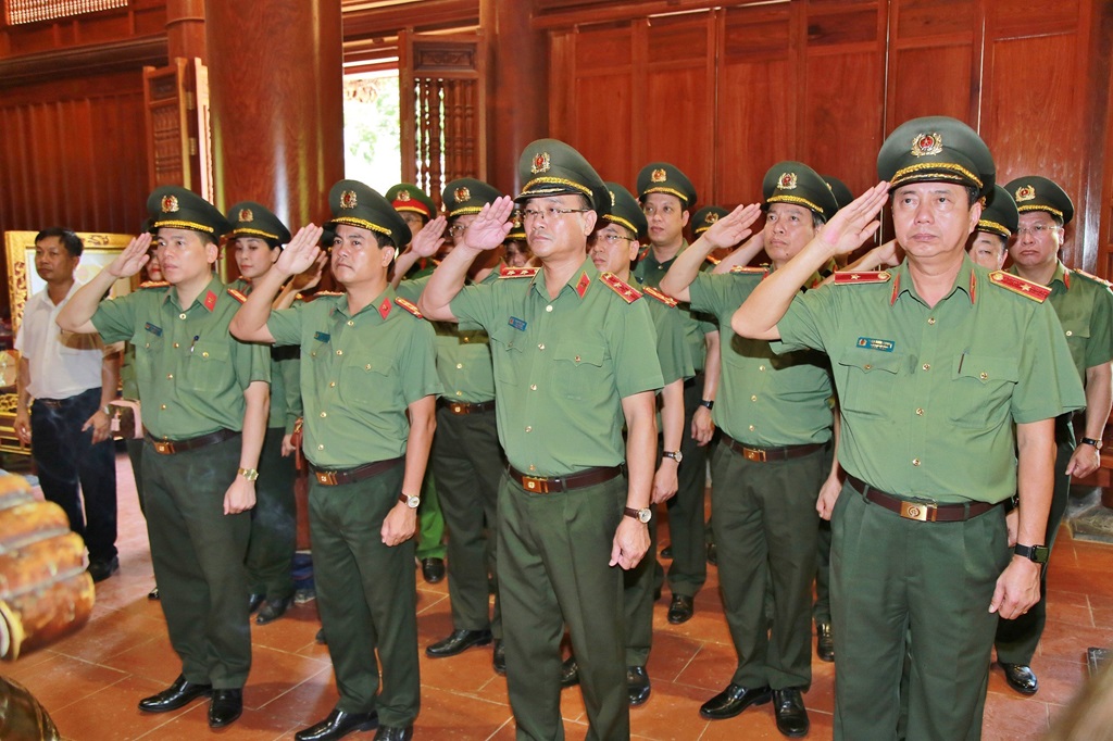 Đoàn đại biểu tưởng nhớ công ơn to lớn của Chủ tịch Hồ Chí Minh