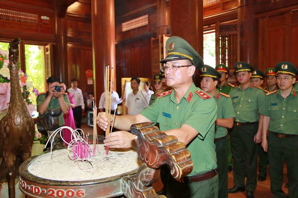 Đồng chí Trung tướng Phạm Thế Tùng, Cục trưởng Cục An ninh chính trị nội bộ, Bộ Công an dâng hoa, dâng hương tưởng niệm Chủ tịch Hồ Chí Minh