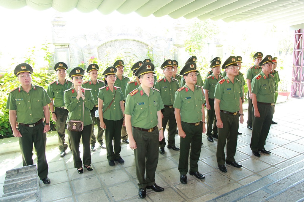 Đoàn đại biểu dâng hoa, dâng hương tại Khu di tích lịch sử Quốc gia Truông Bồn