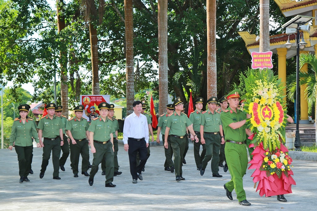 Đồng chí Trung tướng Phạm Thế Tùng, Cục trưởng Cục An ninh chính trị nội bộ, Bộ Công an cùng Đoàn đại biểu dâng hoa, dâng hương tại Nghĩa trang liệt sĩ quốc tế Việt - Lào