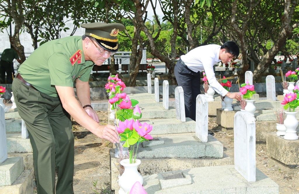 Đồng chí Trung tướng Phạm Thế Tùng, Cục trưởng Cục An ninh chính trị nội bộ, Bộ Công an cùng Đoàn đại biểu thắp hương phần mộ anh hùng liệt sĩ tại Nghĩa trang liệt sĩ quốc tế Việt - Lào