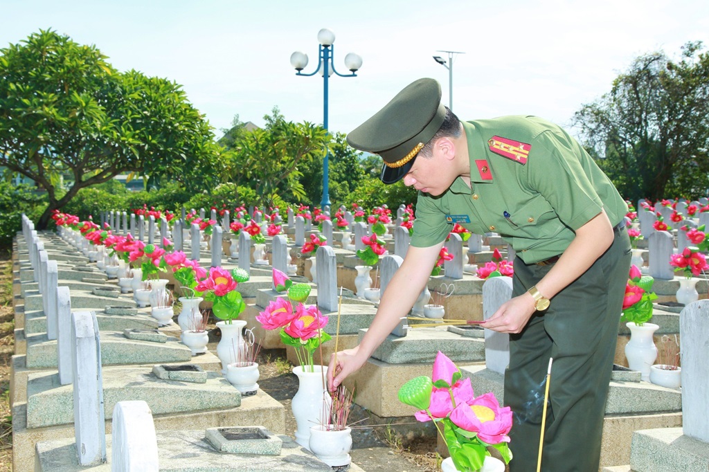 Đồng chí Đại tá Trần Hồng Quang, Phó Giám đốc Công an tỉnh Nghệ An thắp hương phần mộ anh hùng liệt sĩ tại Nghĩa trang liệt sĩ quốc tế Việt - Lào