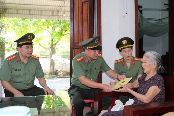 Đoàn công tác thăm hỏi, tặng quà Bà mẹ Việt Nam anh hùng Hồ Thị Mai tại huyện Quỳnh Lưu