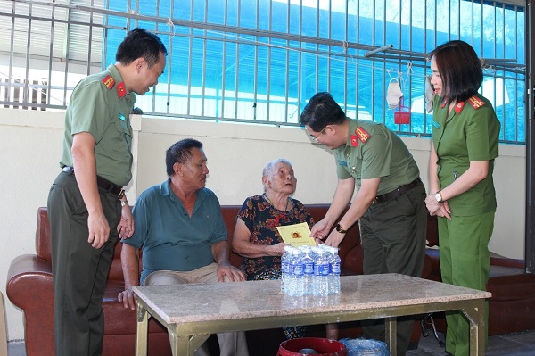 Đoàn công tác thăm hỏi, tặng quà Bà mẹ Việt Nam anh hùng Phạm Thị Thành tại thị xã Cửa Lò