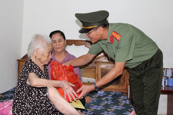 Dịp này Bệnh viện Công an tỉnh Nghệ An cũng đã trực tiếp thăm, khám sức khỏe và trao tặng nhiều loại thuốc bổ tới các Bà mẹ Việt Nam anh hùng