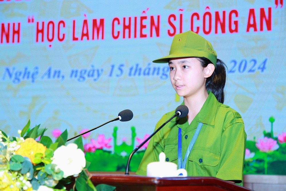 Đại diện các em thiếu niên, nhi đồng tham gia chương trình “Học làm chiến sĩ Công an” phát biểu      