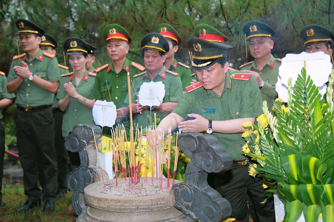 Đồng chí Thiếu tướng Bùi Quang Thanh, Ủy viên Ban Thường vụ, Giám đốc Công an tỉnh Nghệ An dâng hương viếng Lăng mộ Đại tướng Võ Nguyên Giáp