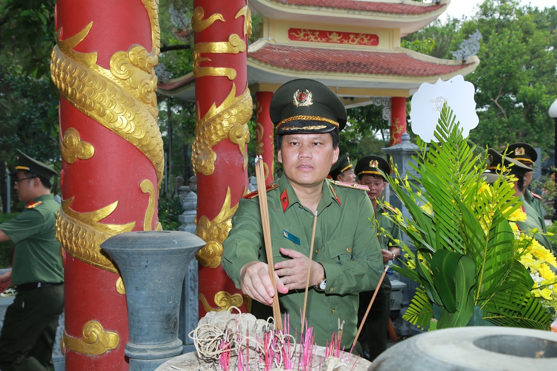 Đồng chí Thiếu tướng Bùi Quang Thanh, Ủy viên Ban Thường vụ Tỉnh ủy, Giám đốc Công an tỉnh và Đoàn đại biểu dâng hương tại khu mộ các Liệt sĩ quê Nghệ An tại Nghĩa trang Liệt sĩ Quốc gia Trường Sơn